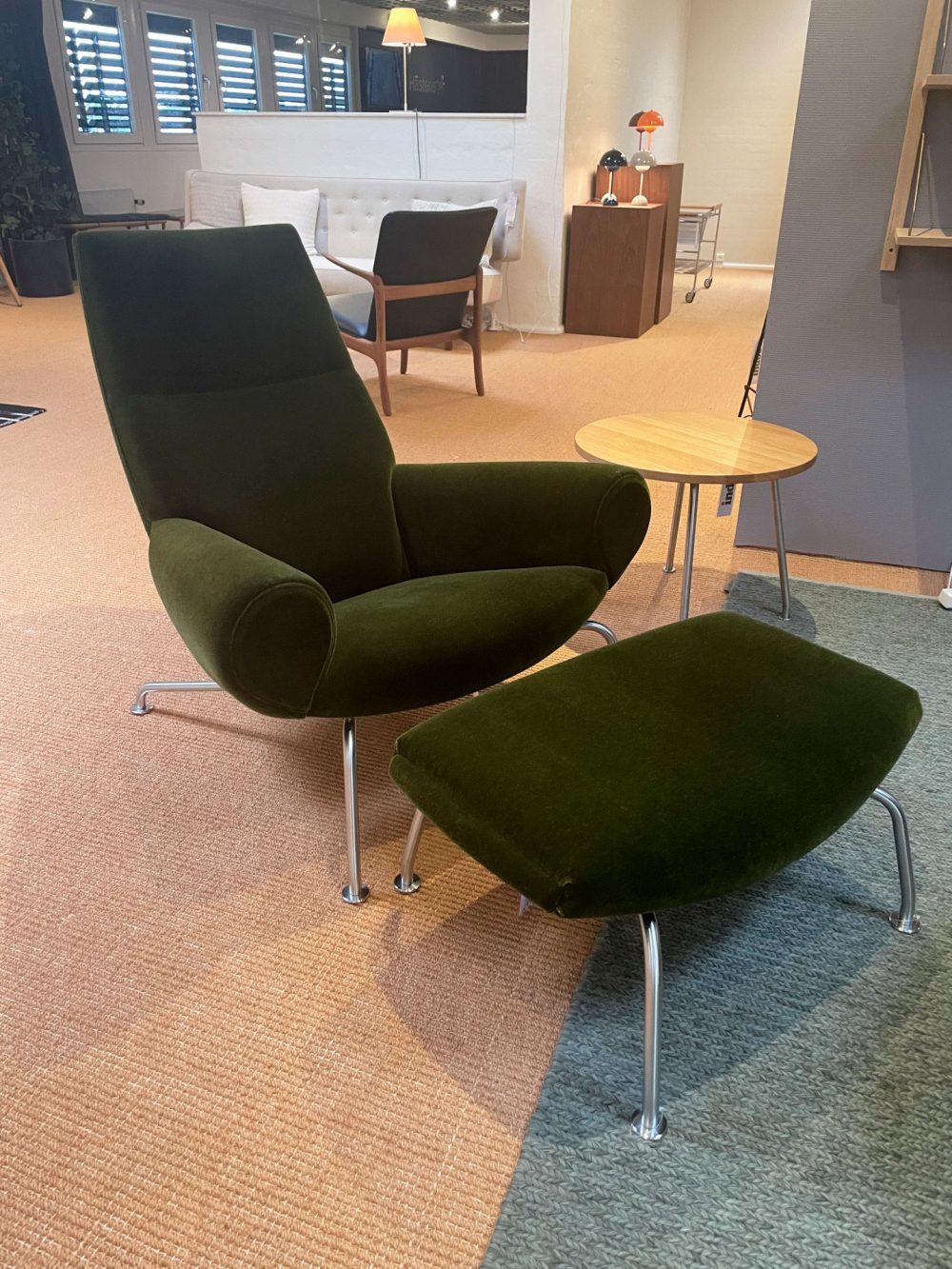 Demo - Wegner Queen Chair med skammel